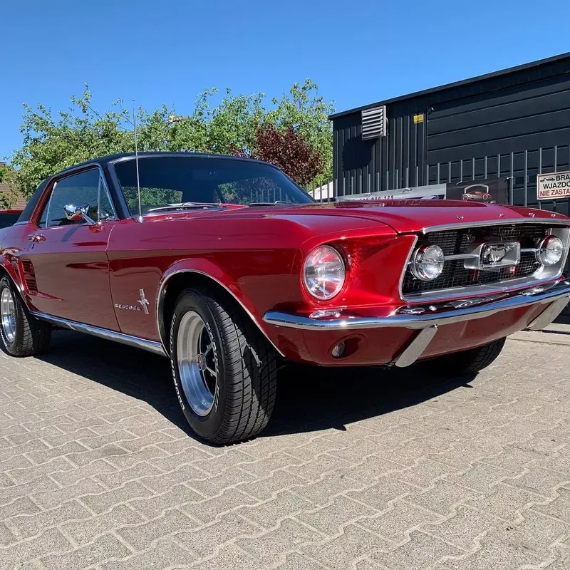 Czerwony Ford Mustang z 1968 roku z lśniącym lakierem przed studiem Steam Wash